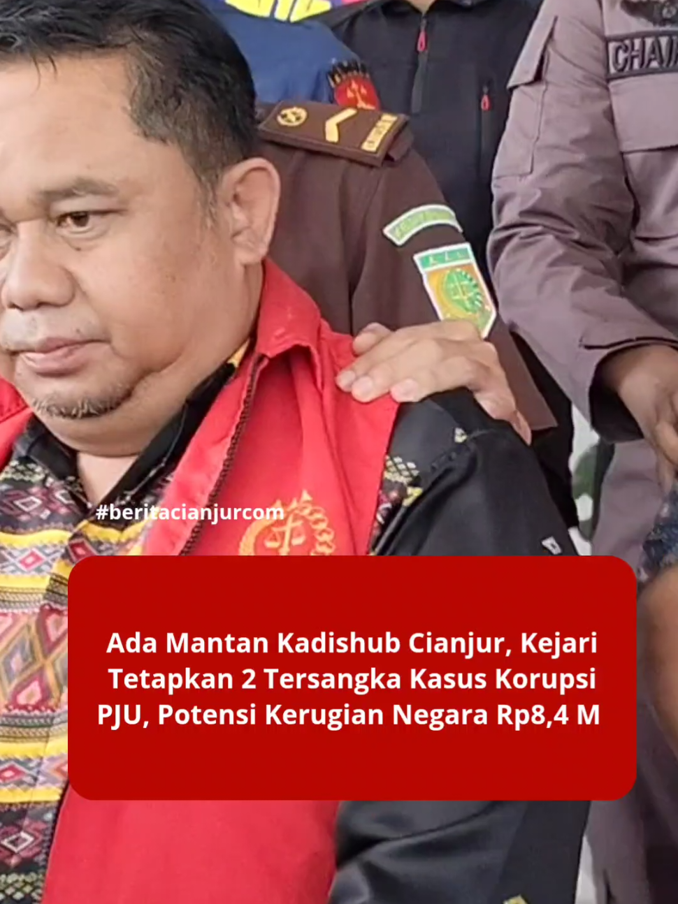 Mantan Kepala Dinas Perhubungan (Dishub) Cianjur dan seorang konsultan perencanaan, ditetapkan sebagai tersangka dalam kasus dugaan korupsi penerangan jalan umum (PJU) tahun anggaran 2023 senilai Rp40 M.  Kepala Kejaksaan Negeri (Kejari) Cianjur, Kamin, mengatakan penetapan tersangka tersebut dilakukan setelah melalui proses penyidikan intensif sejak Mei 2025 dan pemeriksaan terhadap 30 orang saksi. “Jadi kami menemukan adanya dua alat bukti yang cukup untuk menetapkan dua tersangka,“ ujarnya di Kantor Kejari Cianjur, Kamis (24/7/2025). Ia juga menyebutkan, penetapan dua tersangka tersebut berdasarkan dua surat perintah penyidikan bernomor Print-1856/M.2.27/Fd.2/05/2025 tanggal 26 Mei 2025, serta surat bernomor Print-2487/M.2.27/Fd.2/07/2025 tanggal 24 Juli 2025. Kamin mengungkapkan, kedua tersangka tersebut adalah DG, selaku pejabat pembuaat komitmen (PPK) yang saat ini aktif menjabat sebagai kepala di salah satu dinas di lingkungan Pemerintah Kabupaten Cianjur, serta NIH, selaku konsultan perencanaan dalam proyek PJU. “Tersangkanya DG dan MIH. DG ditetapkan berdasarkan Surat Penetapan Tersangka Nomor 3267/M.2.27/Fd.2/07/2025, dan NIH ditetapkan berdasarkan Surat Penetapan Tersangka Nomor 3275/M.2.27/Fd.2/07/2025. Kedua surat tersebut tertanggal 24 Juli 2025,“ bebernya. Baca berita lengkap di www.beritacianjur.com  Link website 👇👇👇👇 https://beritacianjur.com/ada-mantan-kadishub-cianjur-kejari-tetapkan-2-tersangka-kasus-korupsi-pju-potensi-kerugian-negara-rp84-m/ . . . . #tersangkakorupsipjucianjur #pemkabcianjur #beritacianjur #beritacianjurcom #bc 