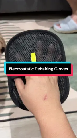 Must have to lalo na kung narami din kayong furbabies 🥰 tanghal hinulmol at excess fur #electrostatichairremovalgloves #hairremover #pethairremover #dehairinggloves #dogsoftiktok 