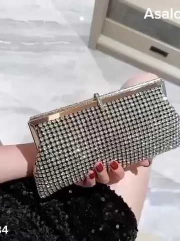 •Uma bolsa é o segredo para finalizar um bom look! Aproveite para visitar o restante de nossa loja #asaloog