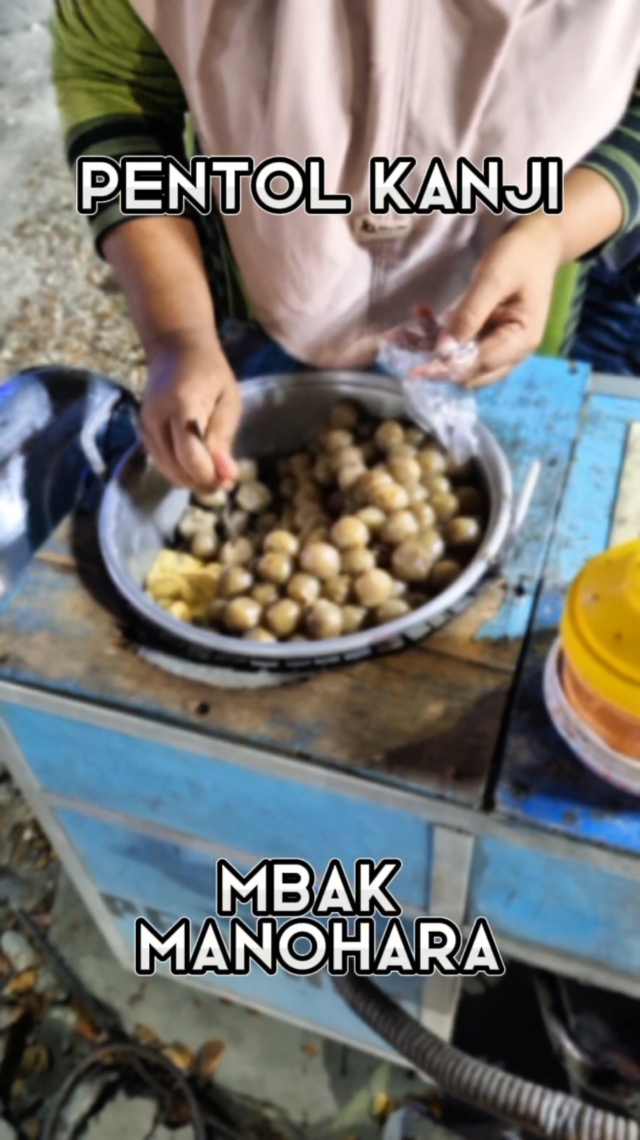 PENTOL MBAK MANOHARA!!! Pentol kanji jadul, ada isianya lhoo... *Saose manteb pokoke 🔥🔥 Ndangg di jajal bolo, selak rak kumanan 😁 📍 Kuliner Taman Ir.Soekarno paling selatan cerak mainan anak². ⏰️ Dasarane Sorean yaa  #fyp  #jajananviral  #pentolviral  #pentolkanjijadul  #kulinerpurwodadi  #purwodadi  #grobogan  #pentolmanohara 