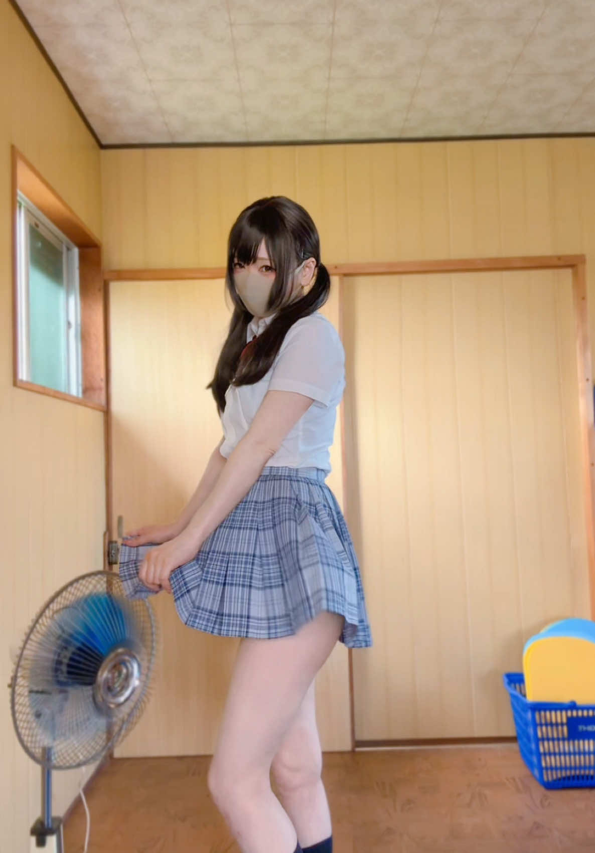 溶けちゃうくらいあついんだもん。#japanesegirl #jk #制服 #miniskirt 