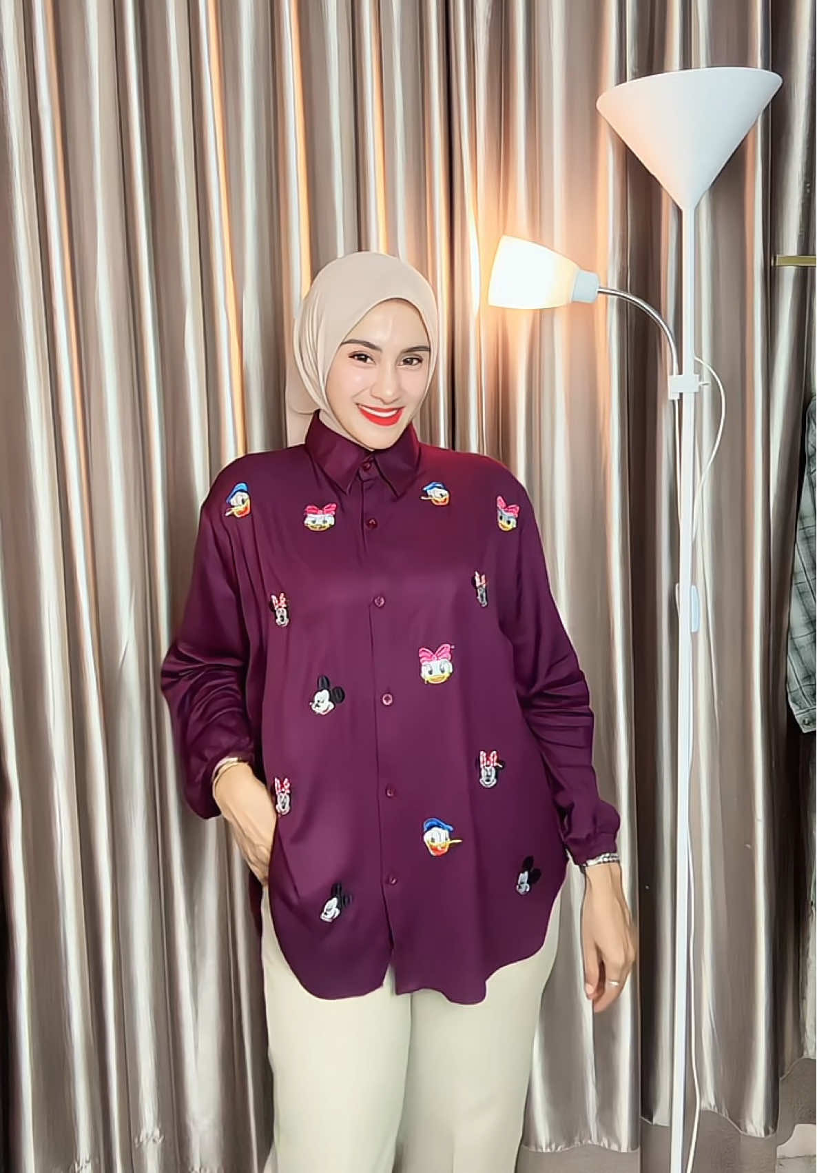 Udah tau belum warnya kemeja mickey ada 19 warna nih, coba cek di keranjang kuning ya🫰 #kemeja #kemejawanita #kemejamickey #kemejabordir #atasanwanita  #rayontwill #foryoupage #fyp 