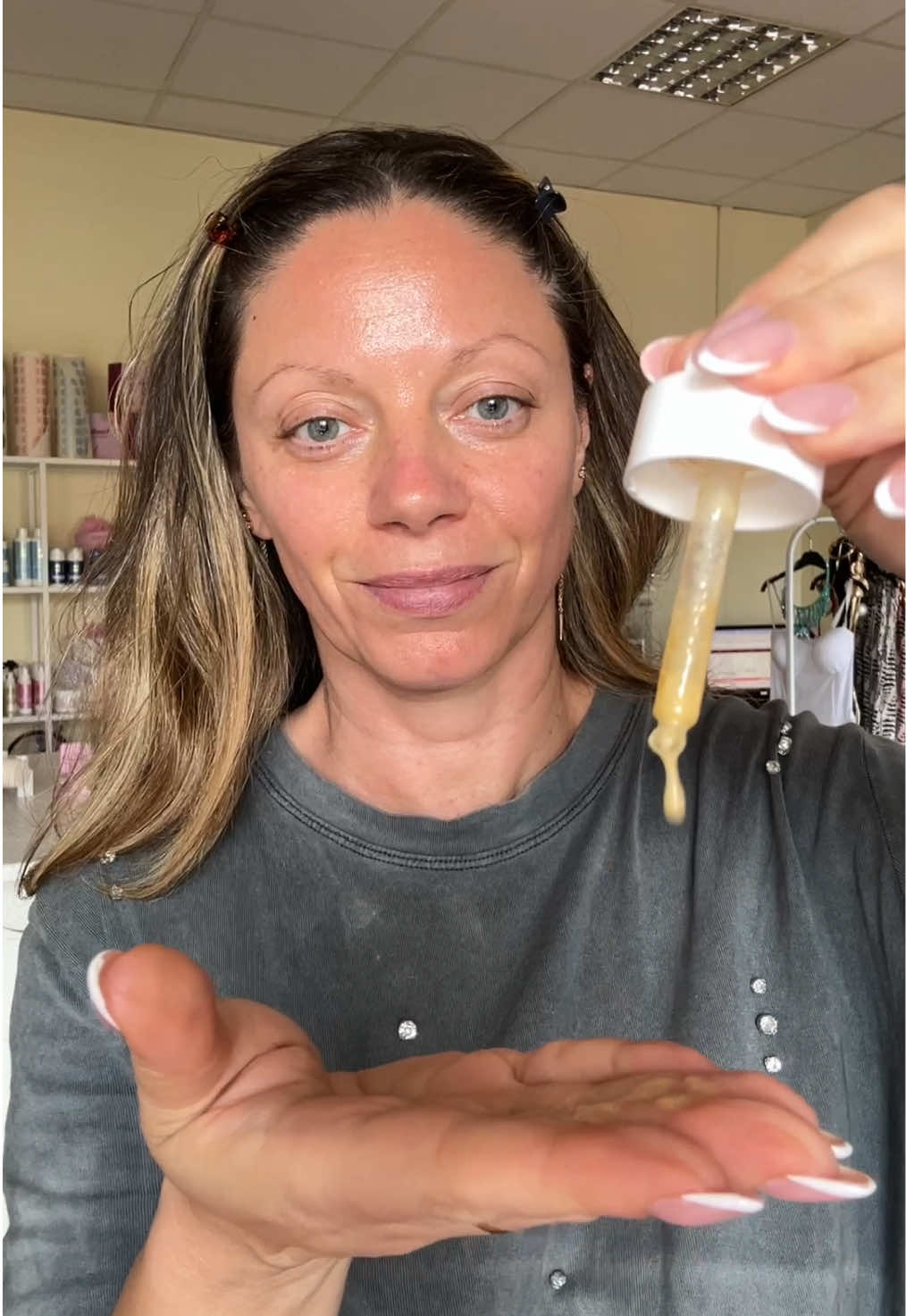 La mia mini routine quando ho poco tempo: siero, spray e poi lei, la crema Pelle di Pesca 🍑 Idrata, si assorbe subito e lascia la pelle luminosa e compatta. Ideale per pelli sensibili. #vanilleshop #beautyroutine #cremaviso #pellesecca #pellesensibile 