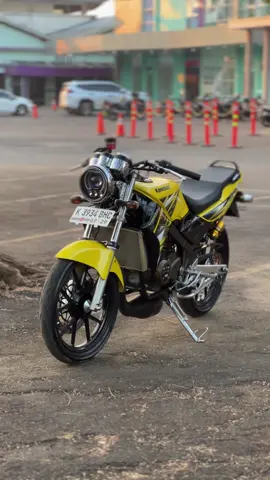 Dijual Ninja ss asli kuning 2013 Faktur ada plat jepara pajak jalan Minat bisa dm saja bro📞☎️  #ninjass #adesifyan 