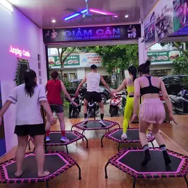 Một số lợi ích của nhảy bạt nhún bao gồm: 1. Săn chắc vùng bụng dưới, cơ trung tâm, chân, mông và cơ vùng lưng dưới. 2.Tăng sức bền. 3.Cải thiện khả năng giữ thăng bằng, điều khiển kiểm soát chân tay cũng như các kỹ năng vận động phản xạ khác. Nhờ đó giúp giảm nguy cơ chấn thương bởi tuổi tác càng cao, khi khả năng phản xạ và giữ thăng bằng sẽ kém dần theo tuổi tác. 4. Giúp tăng độ cứng cáp và độ đặc của xương - đây là lựa chọn tập tốt cho những người bị loãng xương.                     =>Dụng cụ thảm nhún Trampoline tập luyện hỗ trợ giảm cân, bảo về khớp gối.  👨‍👩‍👦‍👦 Phù hợp với tất cả lứa tuổi. =>Ai khó khăn trong việc tập luyện thì sắm ngay 1 chiếc về nhà tập.  🎁 Ưu đãi đặc biệt trong tháng khai trương: 🌟 Tặng 3 buổi trải nghiệm MIỄN PHÍ cho mọi người 🎉 Cùng nhiều phần quà hấp dẫn đang chờ bạn khám phá! 📍 Địa chỉ: 130 Nguyễn Xuân Lan, thị trấn Vôi 📞Hotline: 0965.682.822/ 0386.263.967 Zalo: 0984.759.690  Đăng ký ngay để giữ suất trải nghiệm có giới hạn cả nhà thân yêu ơi! #FUNFITVÔI #HLVTúNguyễn #HLVTrọngNguyễn #funfitvietnam #hệthốngphòngtậpthôngminh #GiảiPhápToànDiện #Độbody