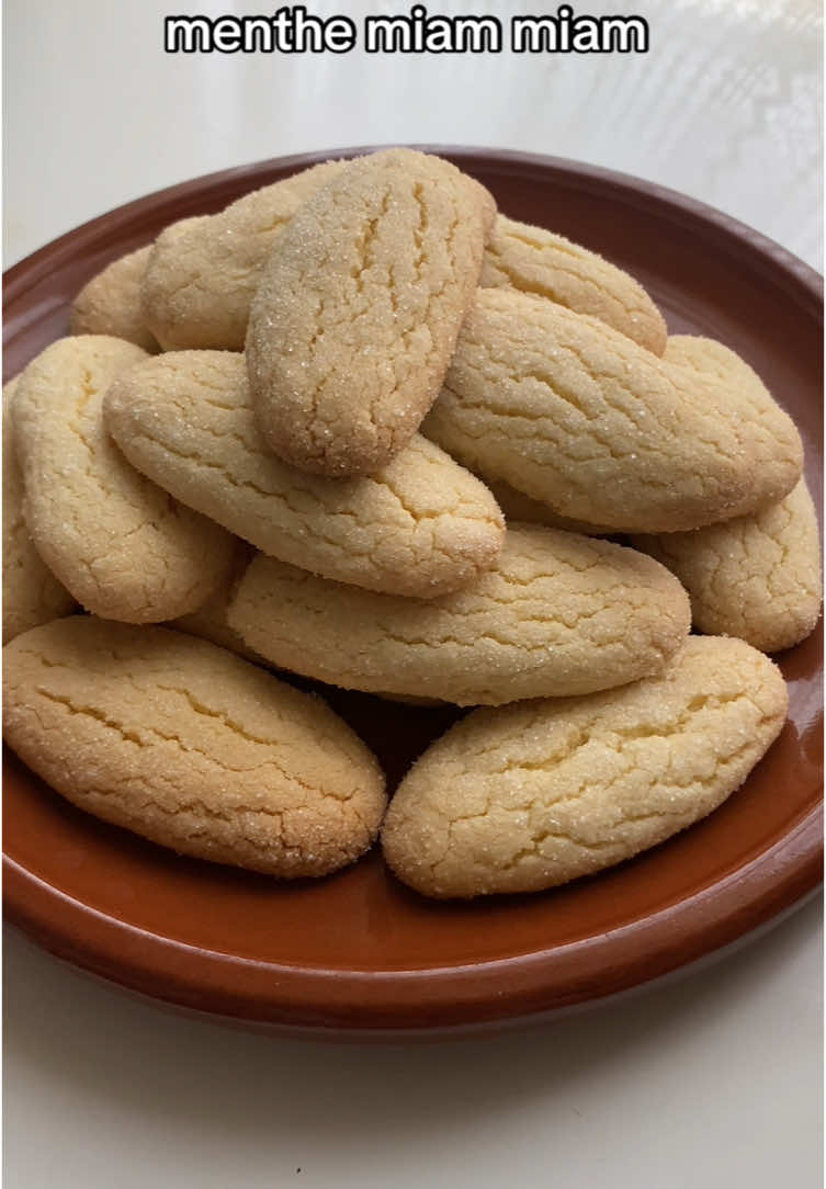 Idée goûter simple et rapide avec peu d’ingrédients ‼️😋 Ingrédients: -1 œuf  -80g de sucre  -1 pincée de sel  -1 sachet de sucre vanillé  -100ml d’huile de tournesol  -2càs de maïzena  -250g de farine  -1càc de levure chimique  •Cuisson: 15min à 180 degrés  ##ideegouter ##gouter #recettefacile #cuisinefacile #tiktokcooks #gateautraditionnel #gateaualgerien #pourtoii #foryou #explore #tik_tok #cupcut #frypgシ #CapCut 