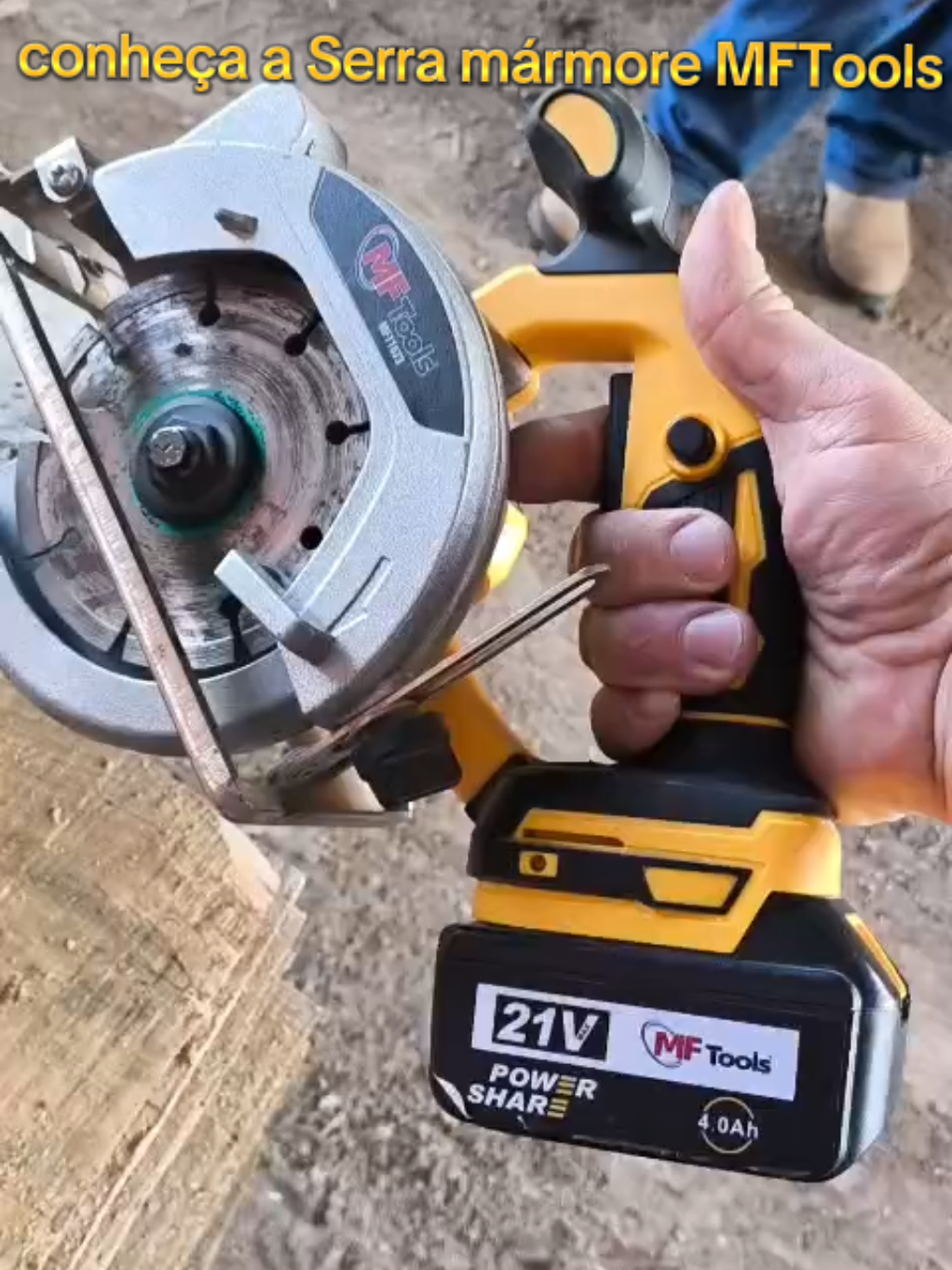 Serra Mármore 125mm a Bateria 21V 4.0Ah Brushless MFTools – MFT11673 Desempenho e liberdade total para os seus projetos. A Serra Mármore MFT11673 da MFTools foi desenvolvida para proporcionar cortes rápidos, profundos e precisos, com mobilidade total. Destaques do Produto: Potência de 21V com Motor Brushless: Mais durabilidade, menor necessidade de manutenção e performance estável, mesmo em trabalhos pesados. Alta Rotação: Até 6000 RPM para cortes rápidos e eficientes em diversos materiais. Liberdade Total: Equipamento 100% a bateria, com bateria 21V 4.0Ah de íons de lítio. Mobilidade sem depender de fios ou tomadas. Visor de Nível de Carga: Monitore a energia da bateria e evite interrupções no meio do trabalho. Corte Profundo e Preciso: Profundidade de corte de até 42mm a 90° Profundidade de corte de até 27mm a 45° Versatilidade: Ideal para cortes em porcelanato, alvenaria, madeira, metais leves e plásticos. Carregamento Rápido: Carregador bivolt automático 508W incluso para recargas ágeis e eficientes. Itens Inclusos: 01 Serra Mármore de 125 mm - MFT11673 01 Bateria de Íons de Lítio 21V 4.0 Ah – Plataforma C (compatível com ferramentas Makita) 01 Disco diamantado turbo para porcelanato 110x20mm – Heavy Duty 01 Chave 13mm para troca de discos 01 Carregador Rápido Bivolt Automático – Plataforma C (508W) Corrente sem carga: 4.0Ah Velocidade nominal: 6000 RPM Diâmetro máximo do disco: 125mm Profundidade de corte a 90°: 42mm Profundidade de corte a 45°: 27mm Medidas compatíveis de disco: até 125mm Garantia de 6 meses #mftools #ferramentasmanuais #ferramentasabaterias #ferramentaselétricas 