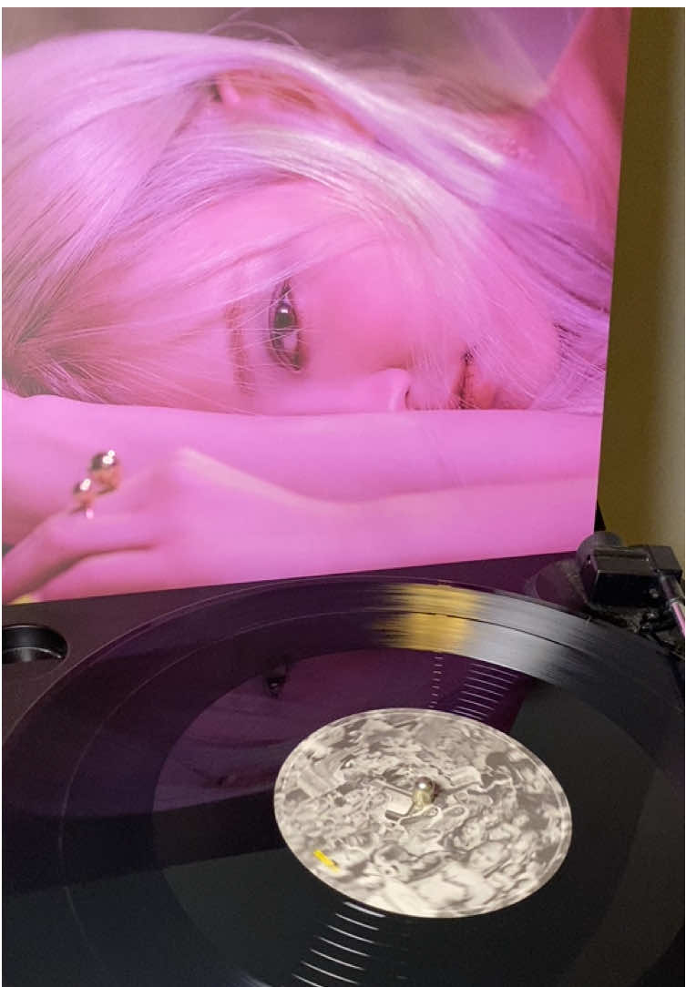 I can feel the pain, can you? Rosé - Gone on Vinyl #rosé #gone #lyrics #vinyl #rosie 