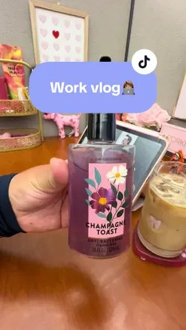 Come to work with me 👩🏽‍💻💕 #cometoworkwithme #office #officejob #corporatelife #corporatetiktok #desksetup #deskorganization 