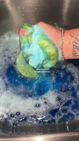 Tydbowl rinse as I heard its @Suga scrub fav type of rinse 😋😋😋 #spongesqueezing #sudsoverload #asmr #asmrsounds #cleaning 
