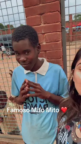 Mito mito não pode me ver que pede sandália. Amooo esse menino ❤️#ongatosangola #africa #angola 