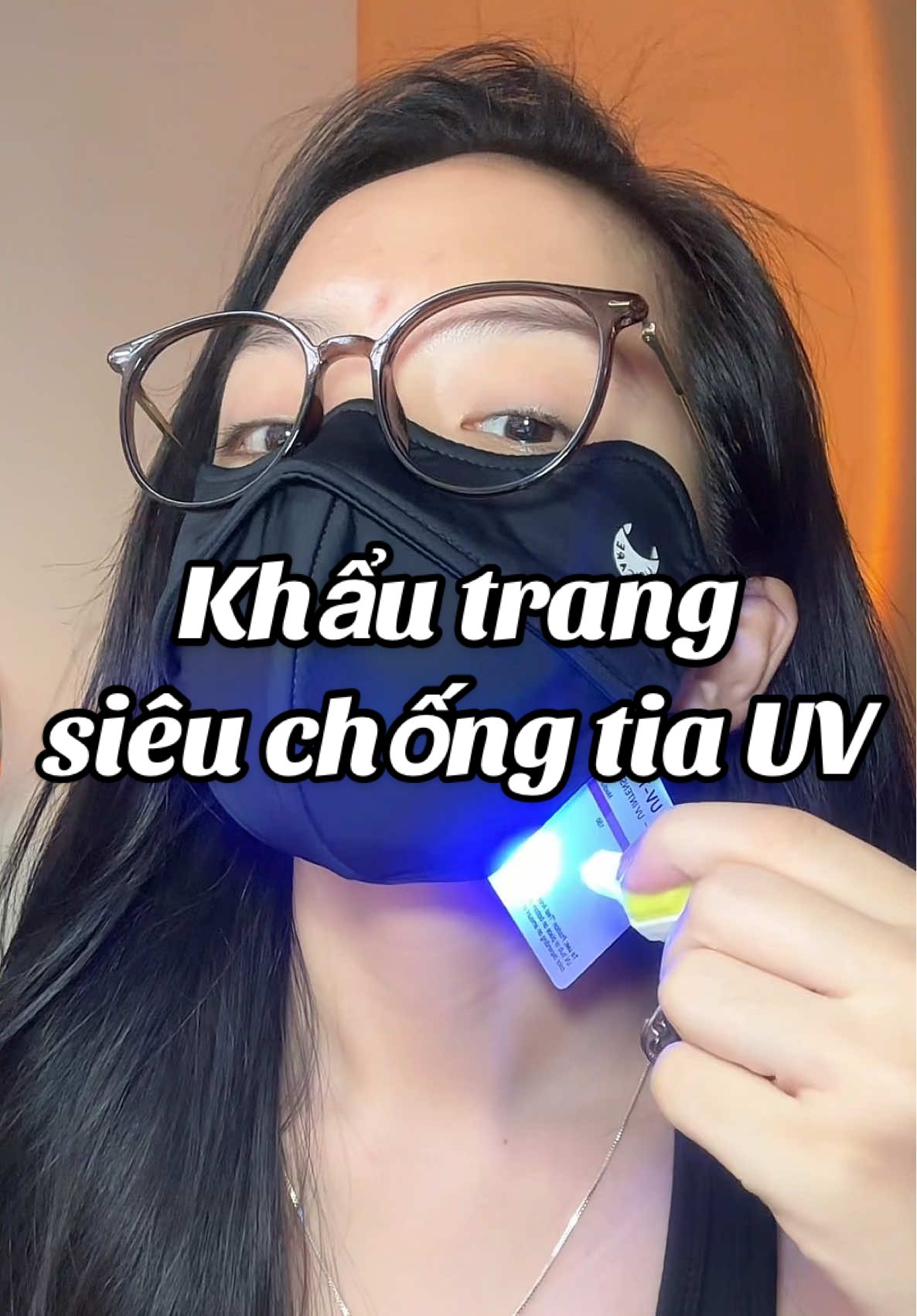 Sao ko ai khai sáng cho tui rằng khẩu trang unicare có loại chống UV tốt đến như thế này. Test đèn dí sát luôn mà ko vấn đề gì #jessicareview #khautrang #chongtiauv #chonguv #khautrangunicare #khautrangchongtiauv #unicare #khautrangvai 