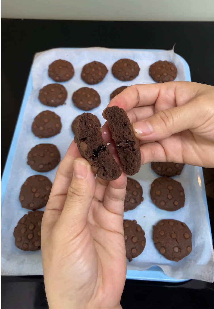 Cách làm bánh chocochip cookie thơm ngon, ít ngọt, không ngán, không nhẫn rất ngon luôn, mình làm xong mà ai cũng khen.   #Abbydolambanh #setnguyenlieu #chocochip #cookie #LearnOnTikTok