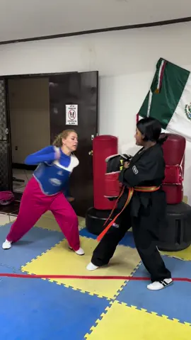 El #taekwondo es un arte marcial adecuado para personas de todas las edades. No hay límite de edad para empezar Es un #ArteMarcial que ofrece beneficios físicos y mentales para niños, adultos y personas mayores, como el desarrollo de la fuerza, la flexibilidad, la coordinación, la disciplina y la confianza. 🥋👊🏽 . . . . . . #tkd #taekwondokicks  #taekwondofighter  #taekwondotraining  #tkdlife  #tkdfamily  #martialartist 