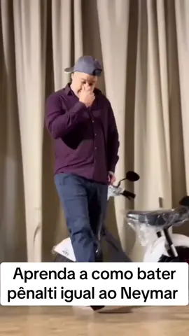 Tutorial de como fazer uma cobrança de pênalti igual a lenda 👋😛🤚 #viral  #neymar  #tbt  #humor  #futebol 