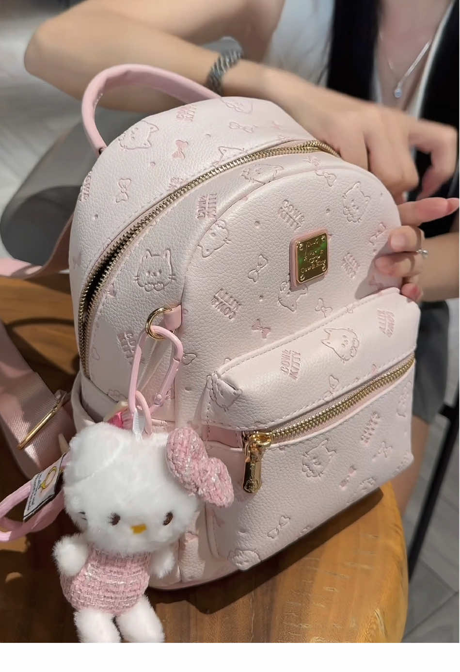 balo hello kitty xinh quá luôn , balo to kèm charm #balo #baloxinh #xuhuong 
