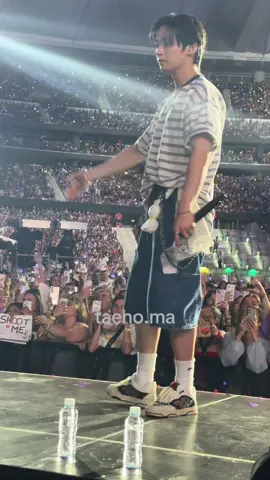 Lee Know was shooketh! #straykids #dominate #madrid #leeknow #leebit #skz 