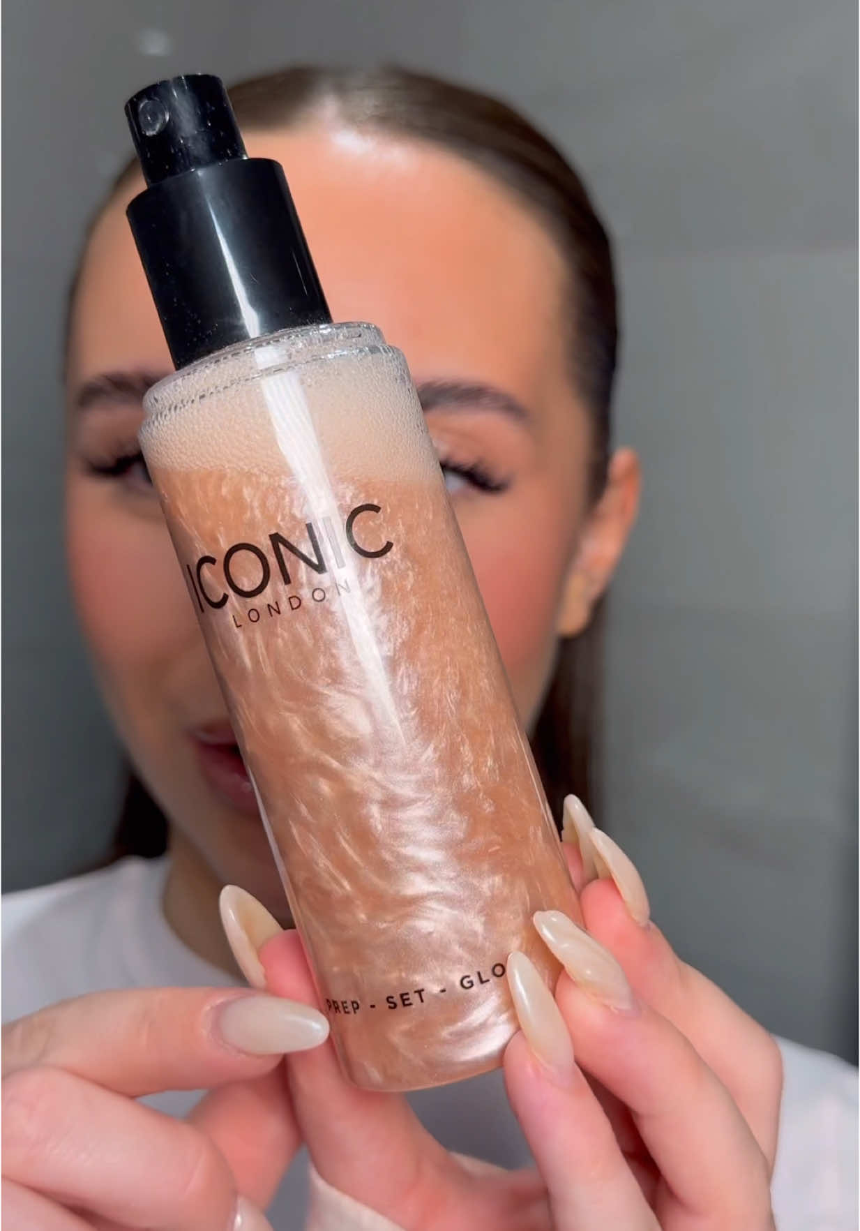 what miss @𝐒𝐇𝐄𝐋𝐁𝐘 𝐀𝐍𝐍 does, I follow 🙂‍↕️🙂‍↕️🙂‍↕️✨✨✨  obsessed with how this @Iconic London setting just makes matte makeup go glowy in seconds 🥹🥹🥹 #fyp #makeup #settingspray 