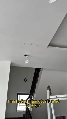 Trường hợp nhà bị thấm dột rất hi hữu có thể bạn cần biết . Thật may hệ thống điện vẫn an toàn