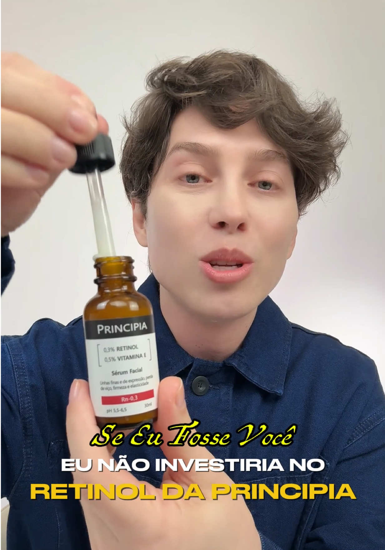 LEIA 👇🏻 Hoje eu quero falar com vocês sobre o Retinol Puro 0,3% da Principia, um dos ativos mais eficazes para tratar sinais do envelhecimento, textura irregular e estimular a renovação celular. Ele é 100% puro, dermatologicamente testado e indicado pelos melhores dermatologistas do Brasil, o que já garante muita segurança no uso. Mas como sempre falo aqui, retinol exige cuidado. Comecem devagar, usando duas a três vezes na semana, sempre à noite, com a pele bem limpa e seca. Logo depois, caprichem na hidratação, porque isso vai ajudar muito a evitar irritações e vermelhidão. E no dia seguinte, nada de pular o protetor solar, ele é indispensável. Se quiserem investir nesse retinol ou em outros produtos da marca, usem o cupom JARDEL. Ele dá desconto a partir da compra de 3 produtos. Essa é uma ótima oportunidade para montar uma rotina completa com ativos que realmente funcionam. #retinol #principiaskincare #skincare #skinarmy 