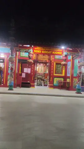 #fyppppppppppppppppppppppp #kelenteng Kelenteng Chandra Nadi merupakan kelenteng tertua di Kota Palembang. Menurut laman resmi Giwang Sumsel, kelenteng yang juga dikenal dengan nama Kelenteng Dewi Kwang Im ini dibangun pada masa Kesultanan Palembang Darussalam dan Kolonial Belanda. Menurut skripsi berjudul Makna Simbolik pada Makanan Sesembahan dalam Tradisi Sembahyang Pemeluk Ajaran Tridharma di Klenteng Chandra Nadi (Soei Goeat Kiong) 10 Ulu Palembang karya Gustyn Ningrum, kelenteng ini sudah ada sejak sekitar 300-400 tahun yang lalu. Tempat ibadah warga Tionghoa ini dibangun karena saat itu, para perantau Tionghoa ke Palembang tidak memiliki tempat singgah dan beribadah. Daya tarik dari kelenteng berusia 285 tahun ini, yaitu dalam jumlah dewa-dewi yang berjumlah 12 di mana salah satunya terdapat makam seorang panglima Islam keturunan Tionghoa bernama Ju Sin Kong atau Apek Tulong.