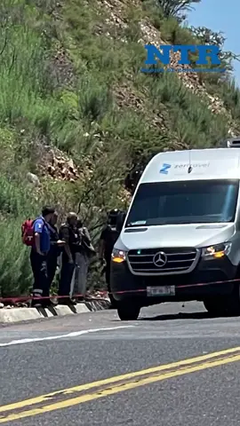 Civiles armados asesinaron a una niña y a un hombre, además de herir a otro menor y a un adulto, en un atentado ocurrido minutos antes del mediodía de este miércoles en la carretera federal 45. Los agresores dispararon contra la camioneta en la que las víctimas viajaban, junto con otras personas, a Mazatlán. Se presume que fue un ataque contra el copiloto, de quien las autoridades informaron que tenía antecedentes penales en Estados Unidos. #NotaDelDia #Zacatecas #Aguascalientes #USA #Fresnillo #SainAlto #Noticias #Tiempo #Real 