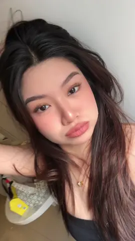 GRWM PARA MAG PASARAP ANG VAVAE VA PRODUCTS USED:  SERUM- Jskin Hydrop Glow Boost MOISTURIZER: The Originote Hyalucera  SUNSCREEN: Y.O.U Niacinamide Brightening  LIP OIL: Dazzle Me x SmileyWorld Over Glow (Limited Edition)  SKINTINT: Colourette First Base (Lazi)  CONCEALER: The Saem (1.25) EYEBROW GEL: Pretty Secret (Clear) BLUSH: GRWM MilkTint (Pomelo & Pablo’s Latte)  EYEBROW PEN: Biya (Grey Brown) LOOSE POWDER: Dr. Sensitive (Natural) COMPACT POWDER: BYS (Light) NOSE CONTOUR: Pinkflash (#SO1 FLOAT) HIGHLIGHTER: Pinkflash (#H02 Moonlight) CURLER: GlamFix  MASCARA: Barenbliss (Volumizing & Lengthening)  LIP LINER: Vice Cosmetics Perfect Kizz (First Kizz) LIPPIES: Barenbliss Korean Bloomatte & Ever Bilena LTD (Bnb: 01 Fresh Dawn & Eb: Skinny Dip)  @The Originote @YOU Beauty Philippines @DAZZLE ME PHILIPPINES @Colourette Cosmetics @Pretty Secret @GRWM Cosmetics @Dr. Sensitive @BYS Cosmetics PH @barenbliss_ph @ViceCosmeticsPH @Ever Bilena @PINKFLASH.PH 
