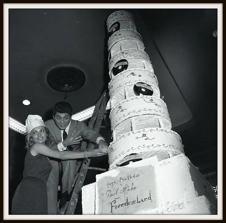 Happy #ThrowbackThursday! With my birthday coming up next Wednesday, I’ve been thinking about this cake… hoping for one just as tall this year! 🎂 #paulanka #birthdayweek 