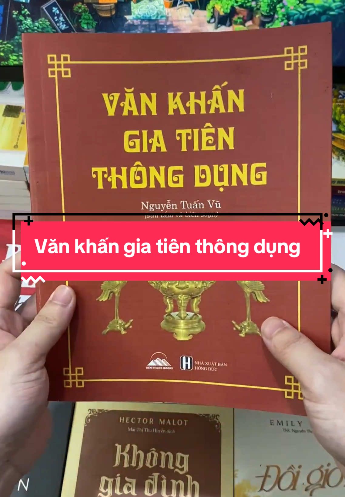 Nhiều người nghĩ chỉ cần thắp hương là đủ. Nhưng thực ra, mỗi dịp lễ Tết, giỗ chạp… đều có nghi thức và bài văn khấn riêng biệt. Không khấn đúng, đôi khi là vô lễ mà không biết. Cuốn sách 