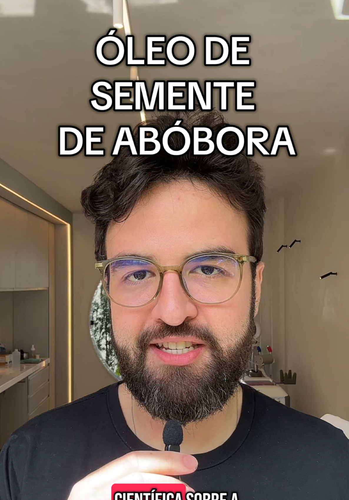 O óleo de semente de abóbora tem chamado atenção como um possível aliado no tratamento da calvície androgenética.  Estudos clínicos mostram que o uso oral pode aumentar a densidade capilar em até 40% em alguns casos.  Mas será que ele funciona mesmo? Como ele atua no couro cabeludo? Pode substituir medicamentos como finasterida e minoxidil?  Neste vídeo, explico as evidências científicas, formas de uso, possíveis efeitos colaterais e comparo com os tratamentos convencionais.  #quedadecabelo #calvicie #cuidadoscomcabelo #alopecia 