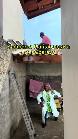 Era só aquela vinheta começar… e todo mundo parava o que tava fazendo.👀  A mãe vinha correndo do varal, o pai já ficava tenso, e a gente achava que era alguma notícia muito séria! Só quem viveu essa época sabe o susto que dava.😂 . . . . . #PlantaoDaGlobo #QuemLembra #HumorNostalgico #ComediaFamiliar #memes  #Anos90 #ReelsEngraçado      