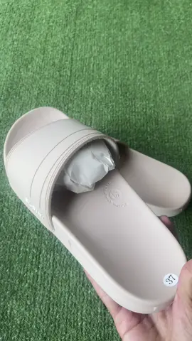 sekmu try selipar ni . confirm jatuh hati . tapak lembut gila . sedap pakai .  #creatorsearchinsights  #selipar  #fyp  #murah  #elgini 