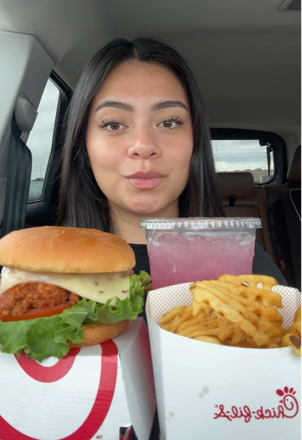 @Chick-fil-A MUKBANG‼️ #chickfila #fypシ #mukbangeatingshow #asmrvideo #crunchy #viraltiktok #eating 