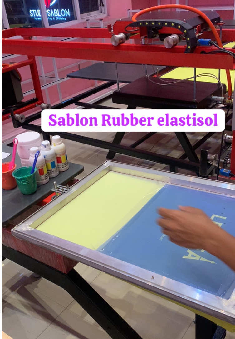 Sablon rubber elastisol, lebih lembut dan elastis...#screenprinting #sablonrubber 