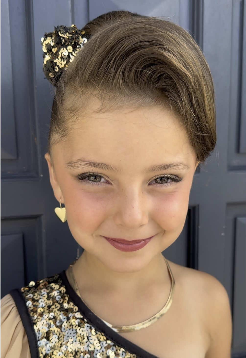 Notre petite Anna, 6 ans, se transforme en princesse pour le temps d’une soirée ✨🥰 #anna #pourtoi #fyp #gitan #virale 