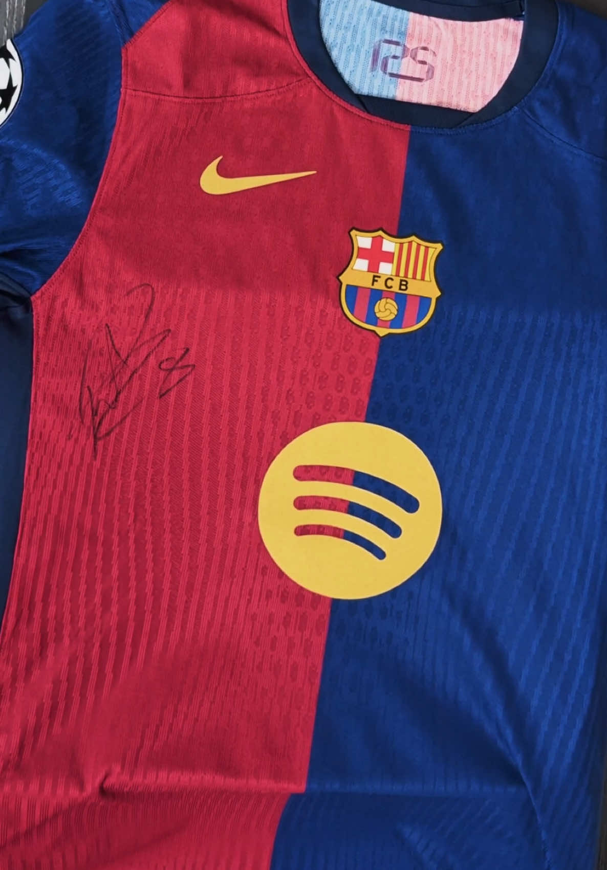 Someone just hit the jackpot 🎯 The first Signed Series reward has been found A shirt signed by @Pedri González    Packed, sealed, and heading to Canada 🇨🇦 One is gone Five still remain New rewards drop next week 🔥 The hunt isn’t over It’s just getting started #pedri #fcbarcelona #digitalcards #footballcards #collecting 