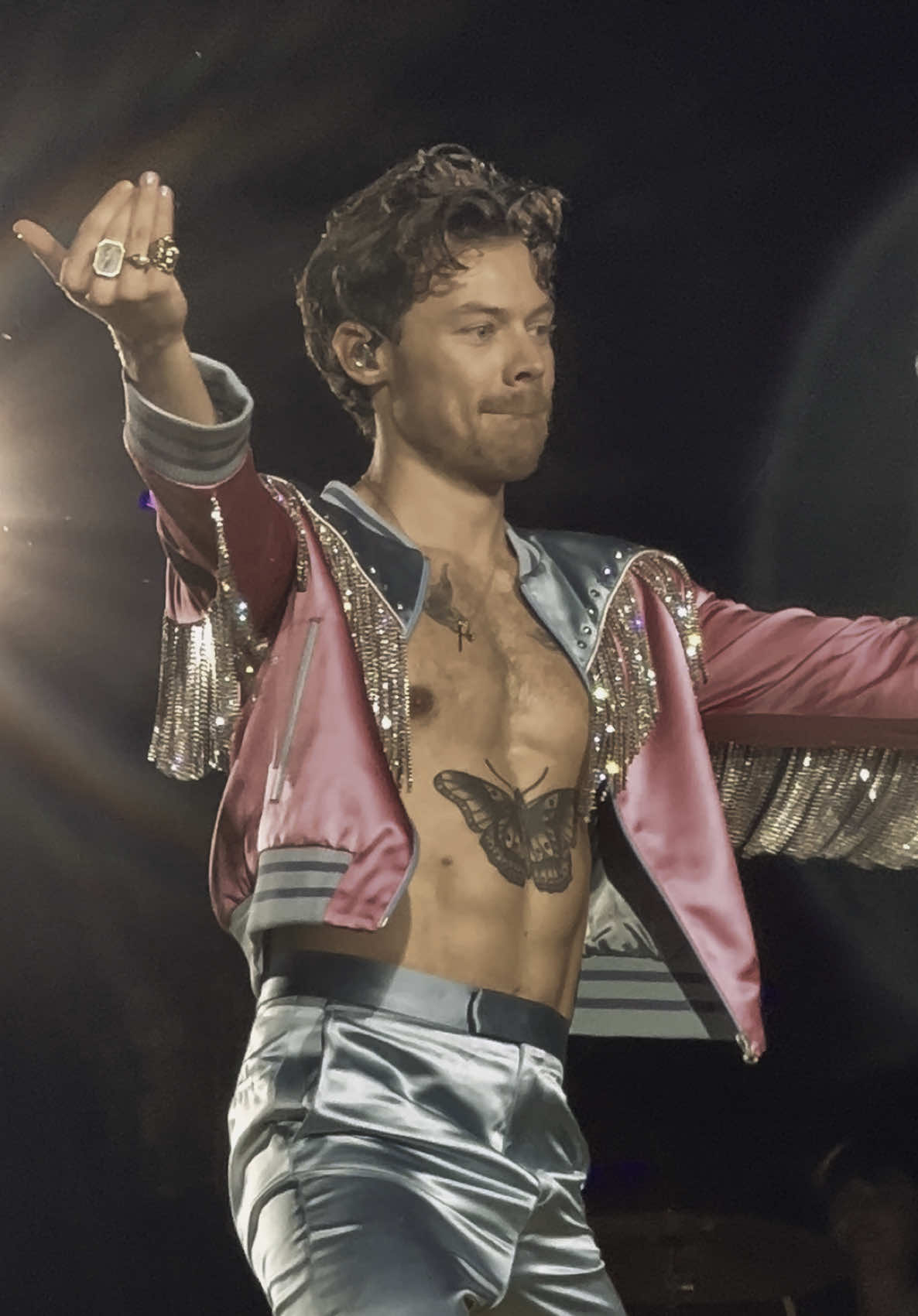 whoops 🙂‍↕️ #harrystyles #pleasing #harrystylesvids #loveontour 