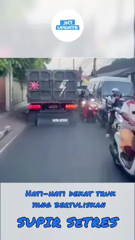 Sebuah momen tak mengenakkan terekam saat asap hitam tebal keluar dari knalpot truk dan langsung mengenai wajah seorang ibu-ibu yang tengah mengendarai sepeda motor. Meski terlihat mengenai wajahnya ibu tersebut masih mampu menahan emosi dan memilih untuk bersabar. Beruntung, kejadian itu tidak berujung keributan. Karena seperti biasa, ibu-ibu adalah ras terkuat di bumi. Tapi kali ini sabarnya setebal asap knalpot truk 🫢  #jktupdate #viral #jakarta 