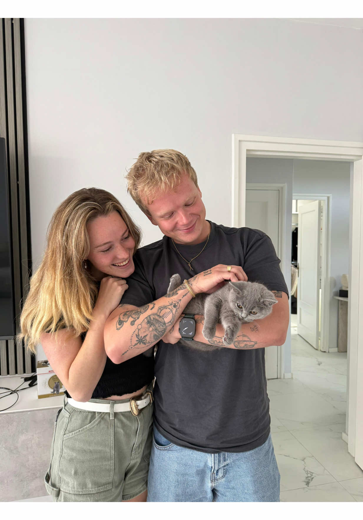 We hebben een nieuw familielid 🥹 @Jordi Warners de kattenbak hebben we grekregen! :) #britsekorthaar #kitten 