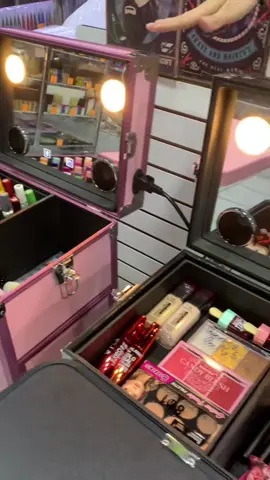 Maleta organizadora con mesa portátil, con corneta, bluetooth y luces led😍🔥 👉 Estamos ubicados en Barquisimeto estado Lara, en la carrera 21 entre calles 25 y 26.  👉 Somos distribuidores al mayor y detal. Hacemos envíos a nivel nacional, contáctanos vía WhatsApp a nuestros números: 📱 0412-5061770 📱 0412-8481233 📱 0412-8183190 #maletaorganizadora #maletas #maletamesa #profeional #maleta #organizadoraprofesional #manicurista 