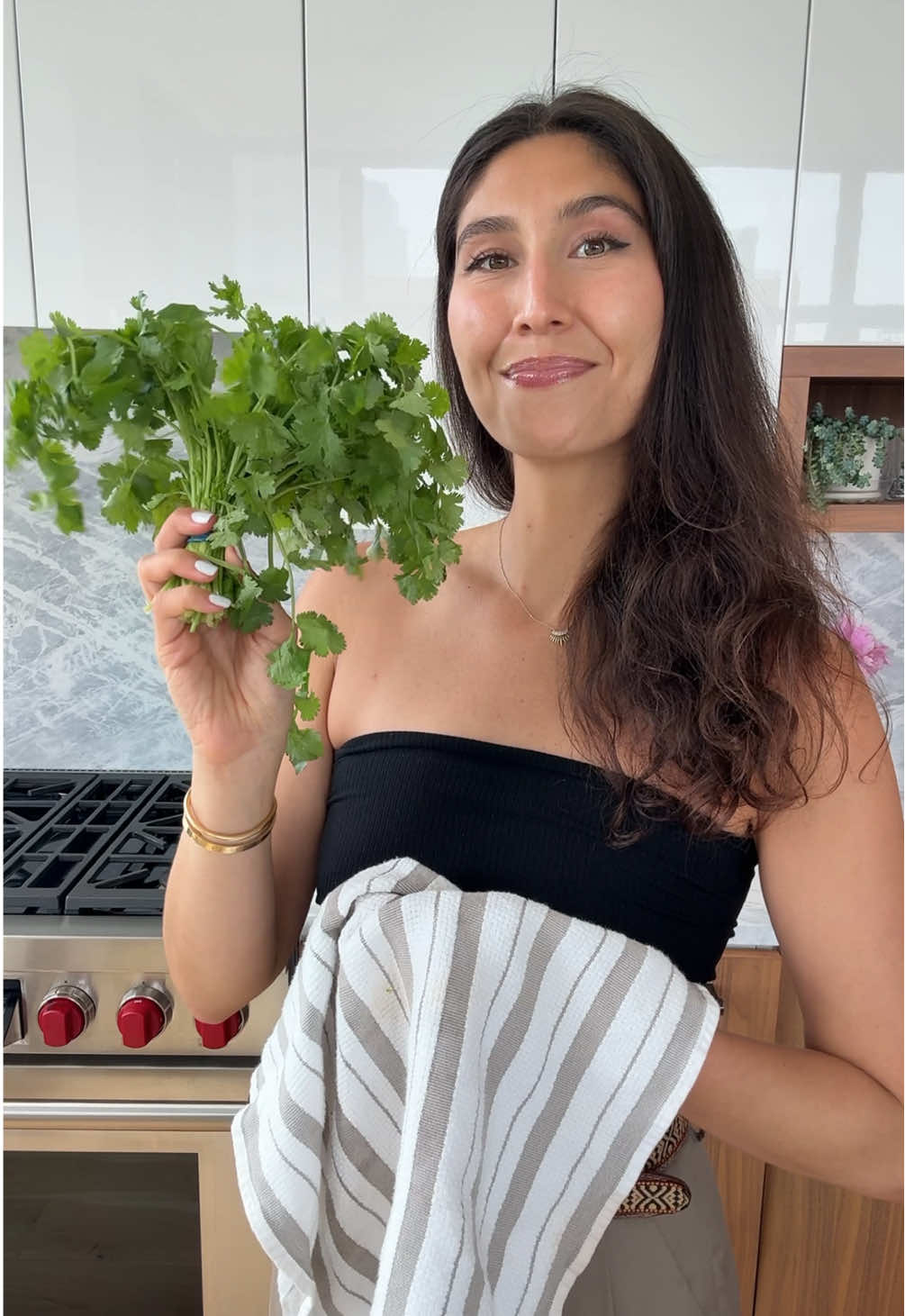 Haven't touched my salad spinner since I learned this hack 😆 so much easier and works like a charm!  Thanks @francesboswell for teaching me this trick 🤍 . #maxiskitchen #kitchenhack #cookingtips #saladspinner 