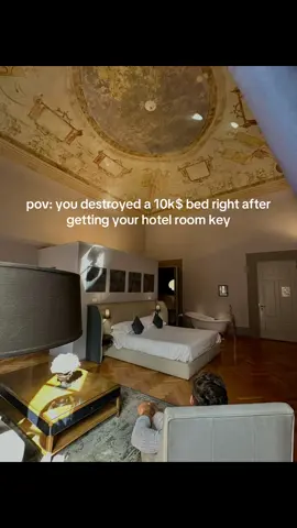 « Il » a cassé le lit @rochebobois 🤦🏻‍♀️ le bruit c’est réel 😂 #fyp #jet2holidays #travel #italy #couple #honeymoon #luxuryhotel  #eurosummer #trip 