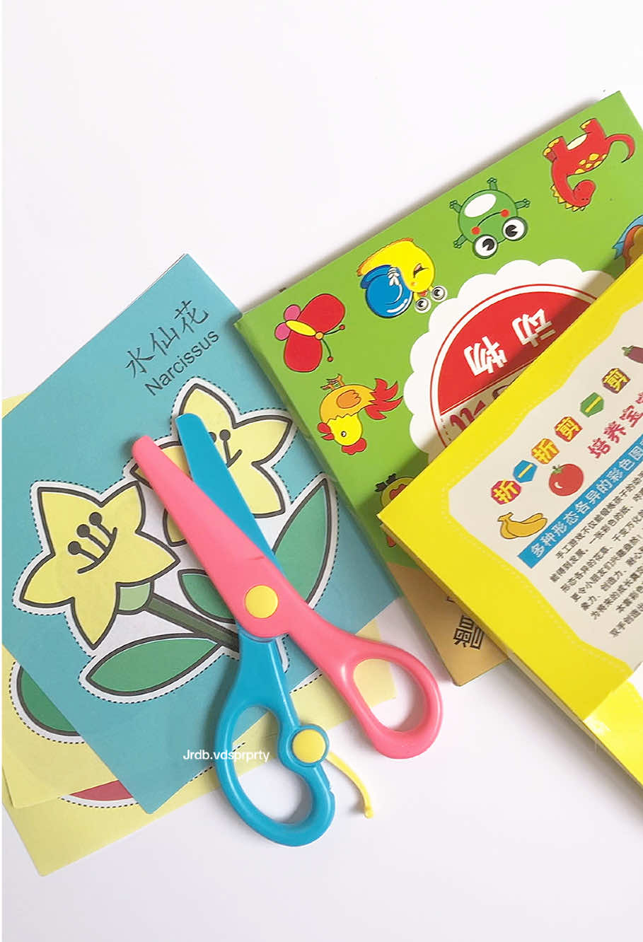 Introducing Paper Cutting Skills to Toddlers #scissors #toddler #toddleractivities #toddlerlife #school 