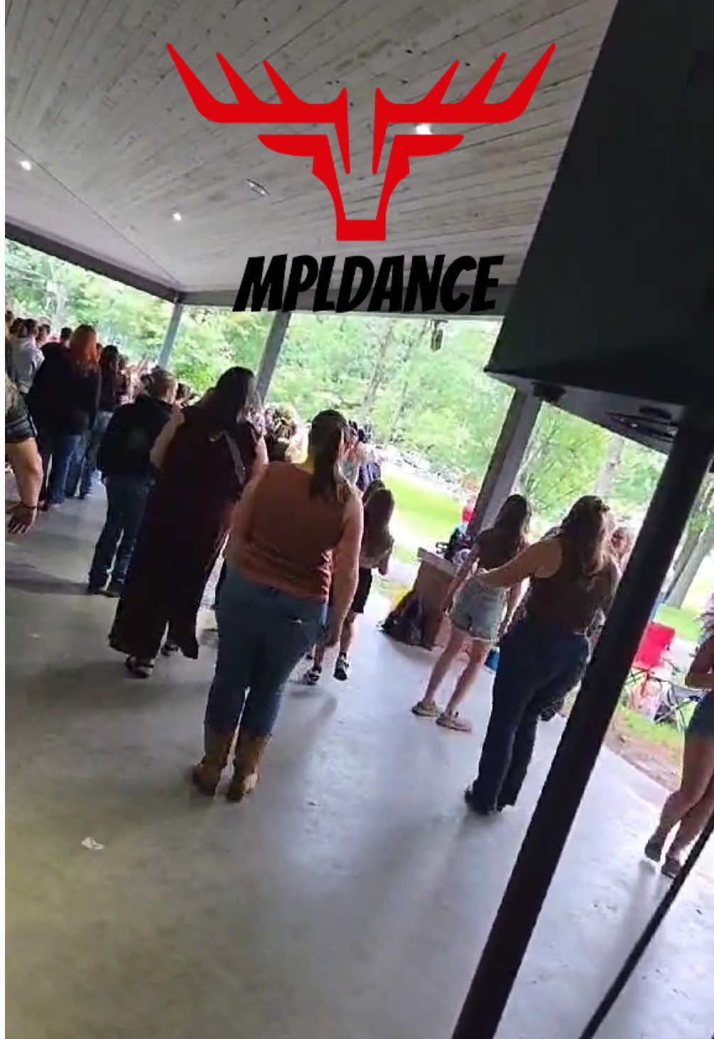 🔥 Mardi soir au parc Woodyatt, c’était la FOLIE 🔥 On a dansé sur A Bar Song (Tipsy) et l’ambiance était INCROYABLE 🍻💃 👉 Tu connais cette danse ? Tague ton/ta partner de danse ou dis-moi avec qui tu l’aurais dansée ! 👇 #SoiréeDansante #ParcWoodyatt #ABarSong #Tipsy #DanseEnLigne #LineDance #AmbianceDeFeu #DanseCountry #tiktokquebec 