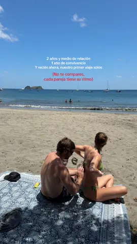 Antes pensaba que había una manera “correcta” de hacer las cosas: viajar juntos al primer año, mudarse al segundo, tener todo resuelto antes de los treinta. Con el tiempo entendí que crecer también es dejar de medir tu historia con la regla de otros. Hoy sé que somos adultos, que las prioridades cambian, que hay etapas que se posponen y otras que se viven antes de lo esperado. Y que lo importante no es seguir un orden, sino construir algo real, a nuestro ritmo y con sentido.