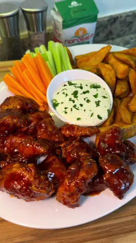 Boneless! 🤤 Ingredientes: 1/2 kg. Pechuga de pollo 1 1/2 tazas @HarinaNoroeste 1 cda. Paprika 1/2 cda. Ajo en polvo 1 cdita. Pimienta  1 cda. Sal 1 huevo 3/4 taza salsa bbq 1 cda. Salsa picante o chile quebrado 2 cdas. Agua Aceite suficiente para freir Para acompañar: Papas, zanahoria, apio y ranch al gusto Procedimiento: Comienza cortando la pechuga de pollo en trozos medianos. Sazona con el ajo en polvo, paprika, pimienta y sal. Mezcla e incorpora 1/2 taza de harina y el huevo. Mezcla de nuevo muy bien y en otro recipiente agrega el resto de la harina sazonada con sal al gusto. Pasa los trozos de pechuga a la harina y después fríelos en aceite bien caliente. Una vez crujientes, retíralos. Calienta la salsa bbq con la salsa picante y el agua. Pasa el pollo con la salsa, cúbrelo muy bien y sirve acompañado de tiras de zanahoria, apio, papas gajo y aderezo ranch. ¡A disfrutar!  —