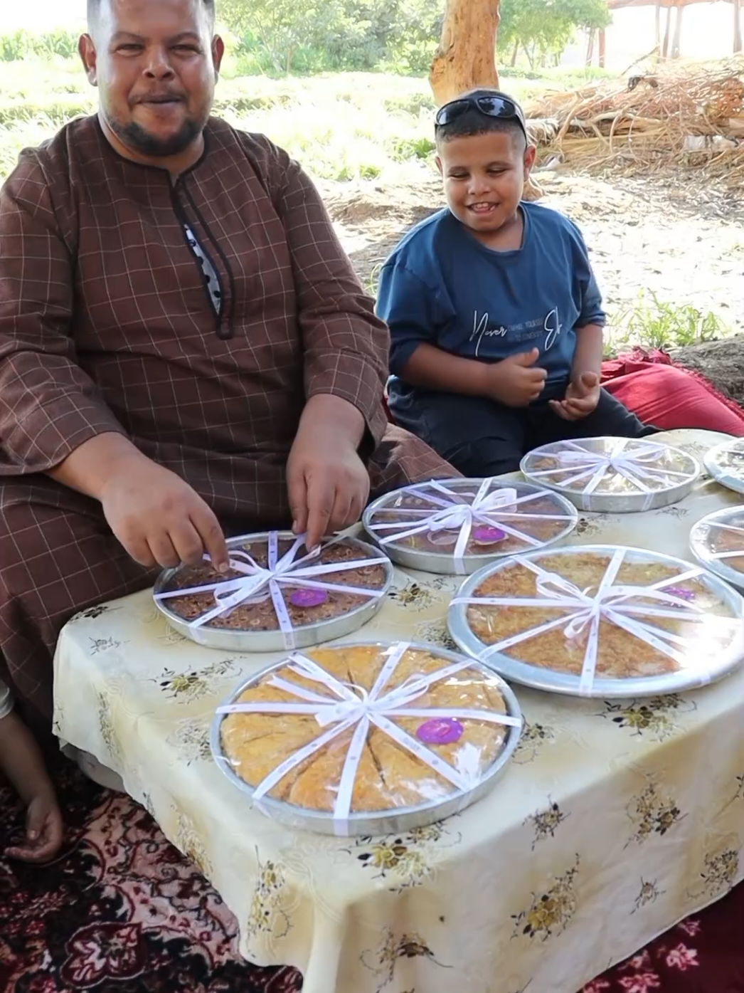 حلواني الأصيل في الغيط عشان ماما زعطانه من البيت فرع الأصيل في خدمتكم يومياً من الساعة 8ص وحتى الساعة 2ص🤗🌹 1️⃣ سوهاج - الحمادية -بجوار توكيل هيونداي. 2️⃣ شـــارع الـتحريـر (الزهراء) - بـحــري الـنجــدة. 3️⃣ شـــارع مــازن - بجوار سـور الـنادي الـبحري. 4️⃣ الـشرق - شارع أخميم. سوهاج - أمام رنين. 5️⃣ش. المشنب - متفرع من ميدان الشبان - بجوار مسجد الشبان المسلمين. للـتواصل 📞16432🔥 .. واتساب 01225254447 .. #المذاق_الأصيل 🎀💜