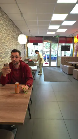 Die man vond de döner zó lekker… dat hij de uitgang vergat 🤷‍♂️🤣 #StationDoner #fyp #doner #apeldoorn #eten #comedy 