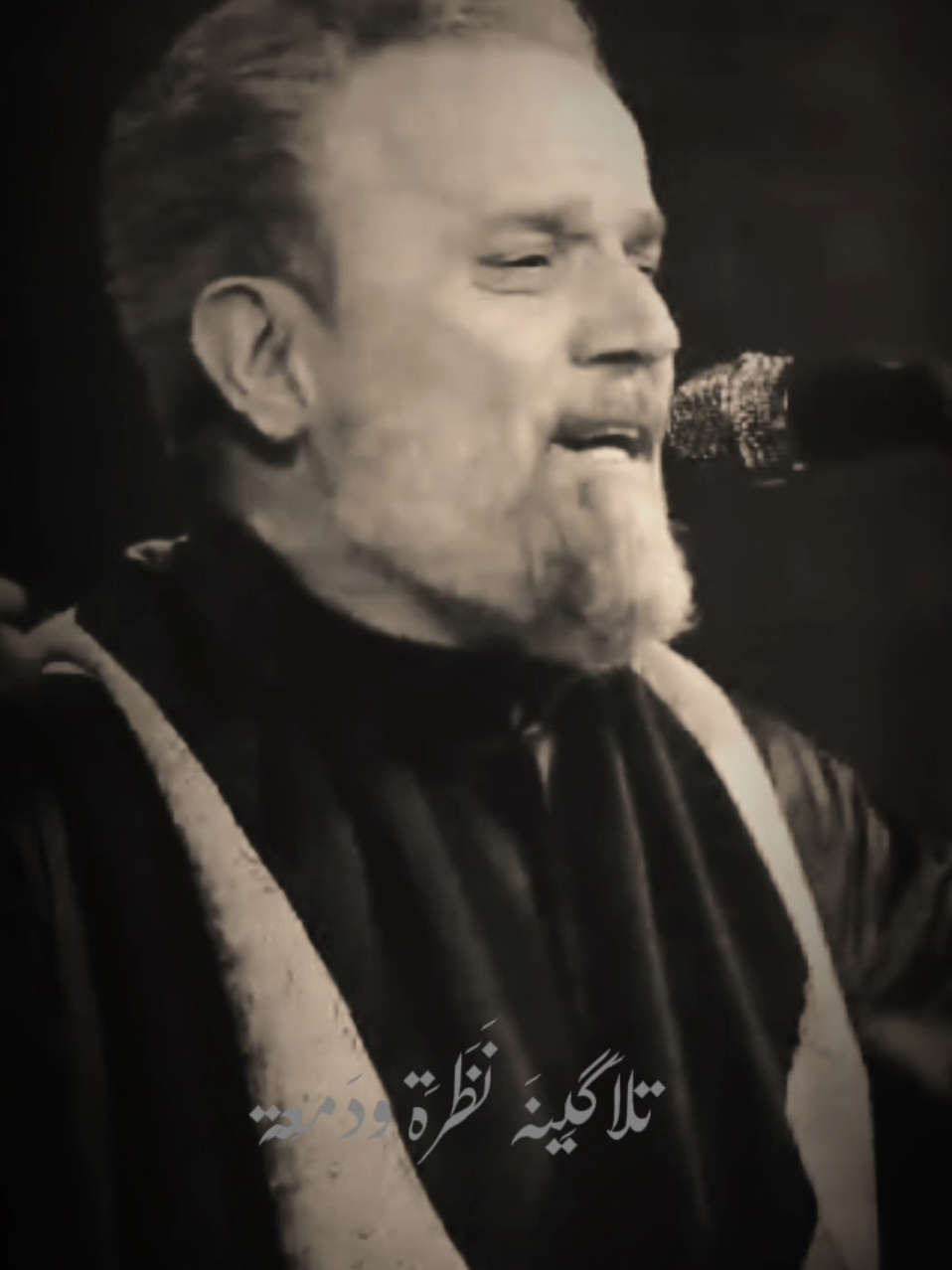 رأسُ ابــنِ طٰــه بَـدا مـن أرؤسِ الأسَـلِ؟ أمْ شَمسُ حُسْنٍ أضاءتْ من على جَبَلِ؟ جــاؤوا بـهِ و هـو محمولٌ كـمـا حَمَلـوا قـــرآنَ ربّــي عـلـى الـعَـسّـالَـةِ الذُبُــلِ