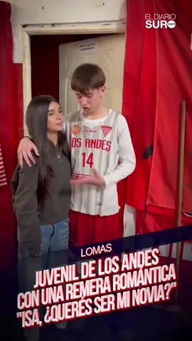 Juvenil de Los Andes con una remera romántica: 